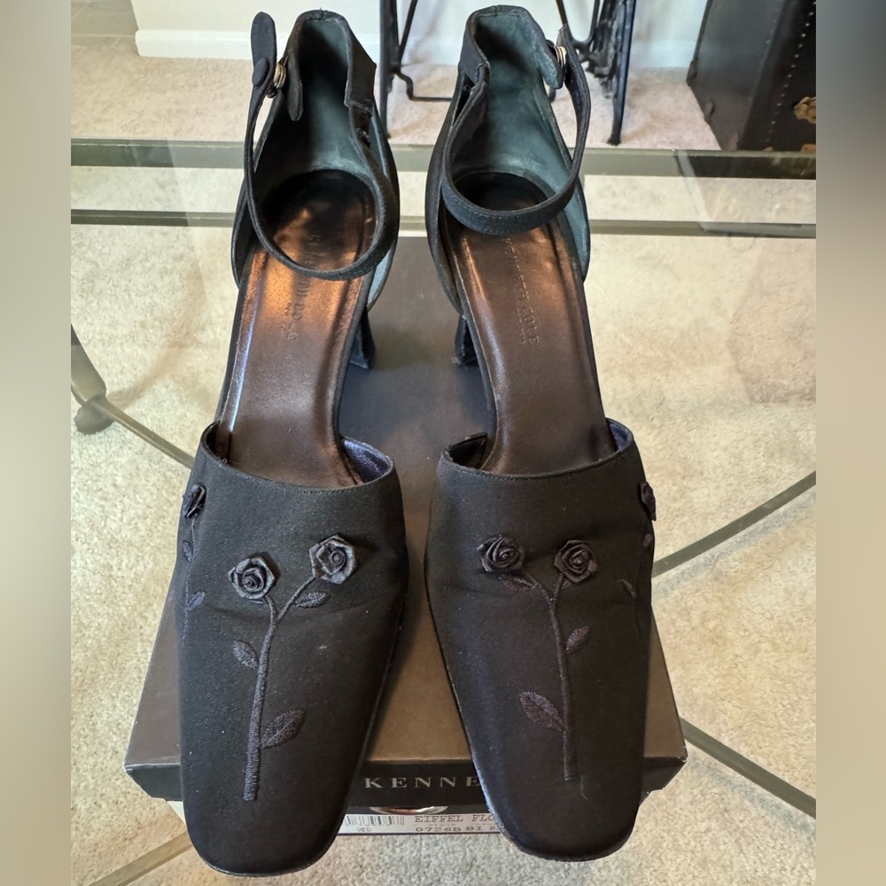 Kenneth Cole ankle-strap heels, 8M, EUC! Black. “Eiffel Flower” dress shoe.